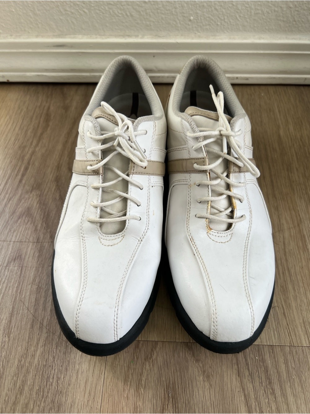 Women’s Callaway white & tan golf shoes